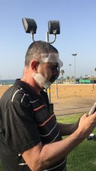 אנשים מתרגלים תרגיל לשיפור הראייה